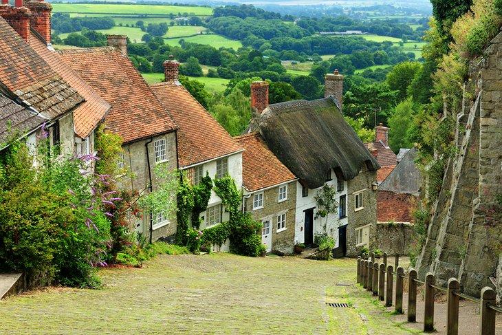 Steile gepflasterte Straße in Shaftesbury, Dorset