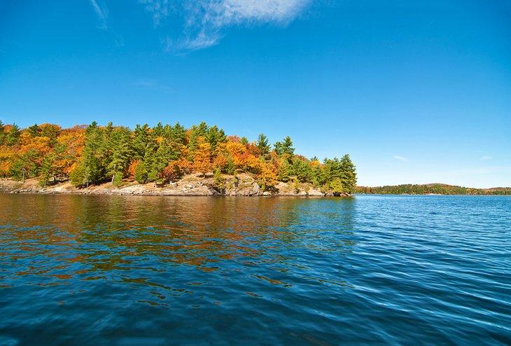 Herbstfarben an der Küste des Lake of Bays