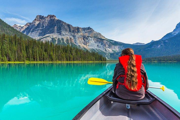Kanu fahren auf dem Emerald Lake im Yoho National Park