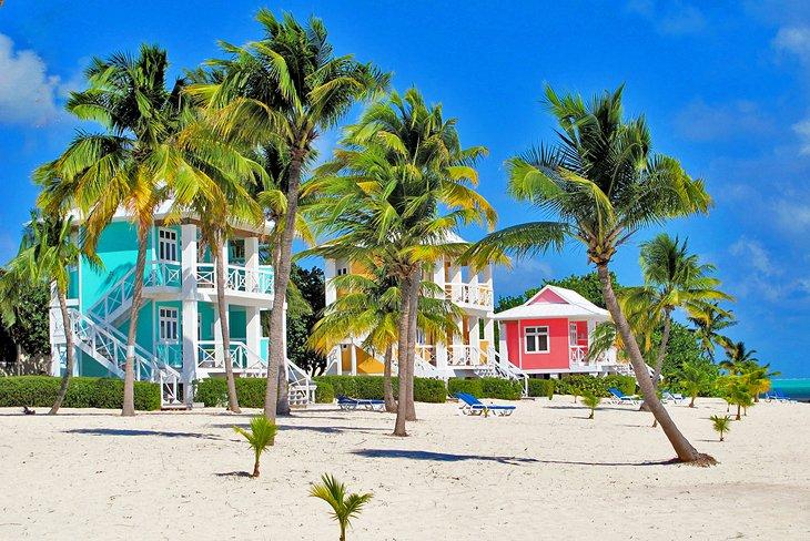 Maisons de plage aux couleurs pastel sur Petit Caïman