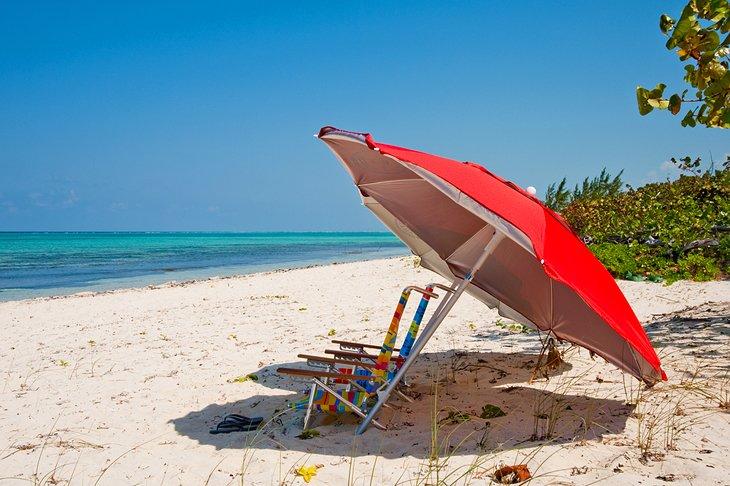 Parasol et chaises de plage sur la plage de Barker's National Park