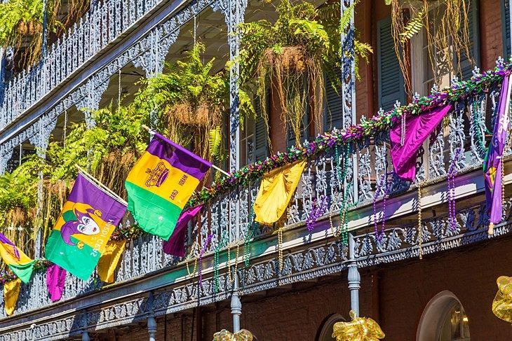 Galerías de hierro del Barrio Francés decoradas para Mardi Gras en Nueva Orleans