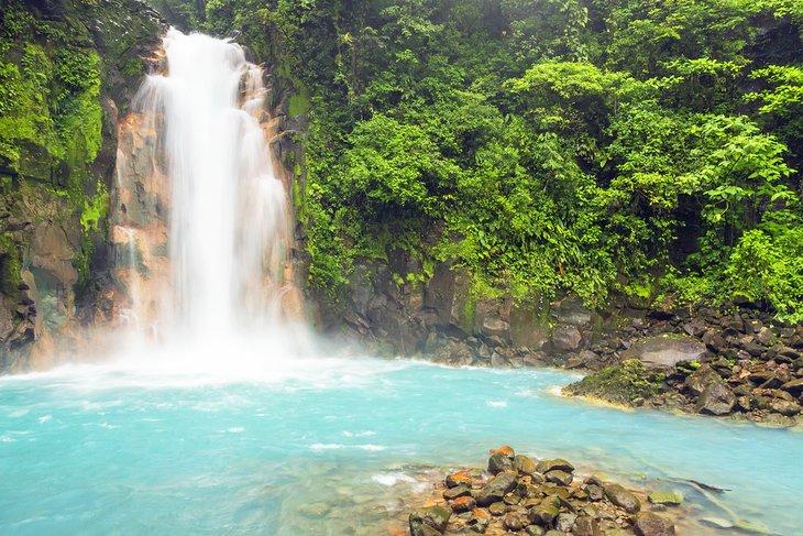 Cascada Río Celeste en el Parque Nacional Volcán Tenorio