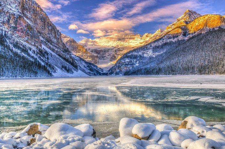 Amanecer invernal sobre el Lago Louise