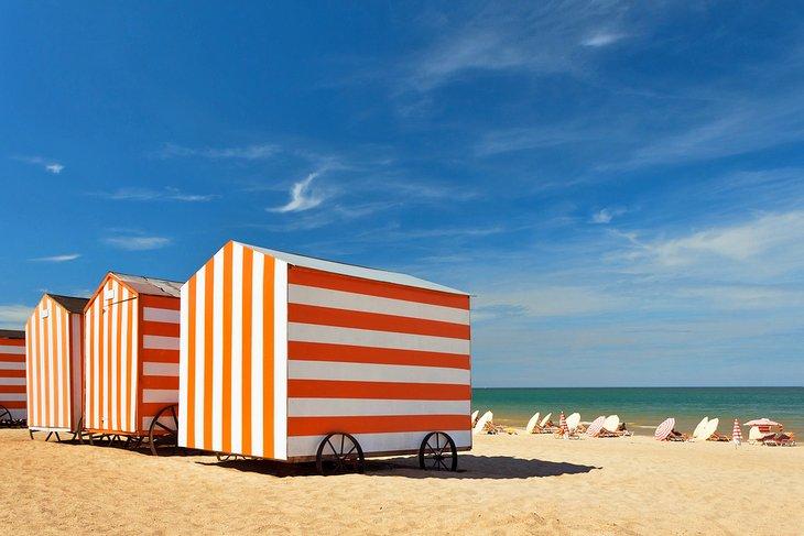 Cabanes de plage colorées à la Plage de De Panne
