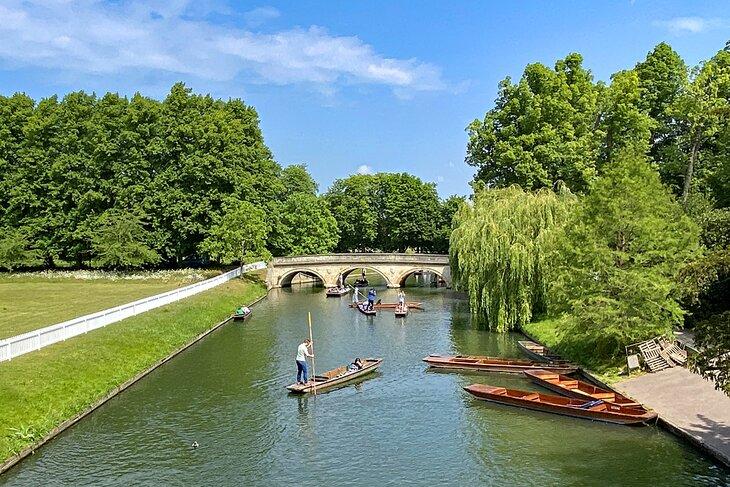Navegando por el río Cam en Cambridge
