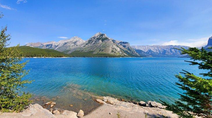 Lago Minnewanka en verano