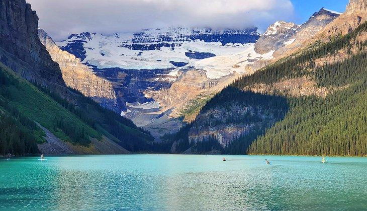 Piraguas y tablas de paddle en el Lago Louise
