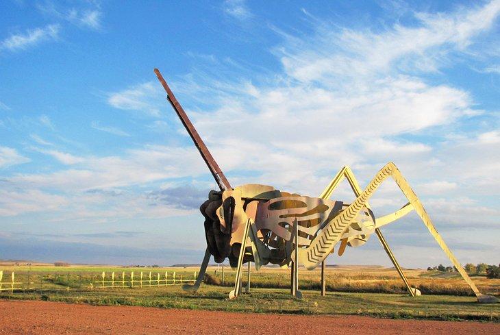 Escultura de saltamontes a lo largo de la Enchanted Highway