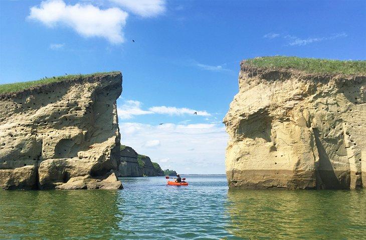 Un kayakista en la Bahía del Gobierno en el Lago Sakakawea