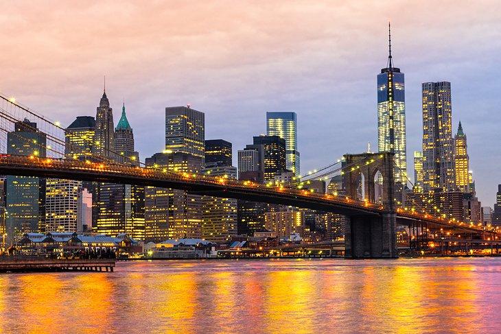 Puente de Brooklyn y las luces de Nueva York