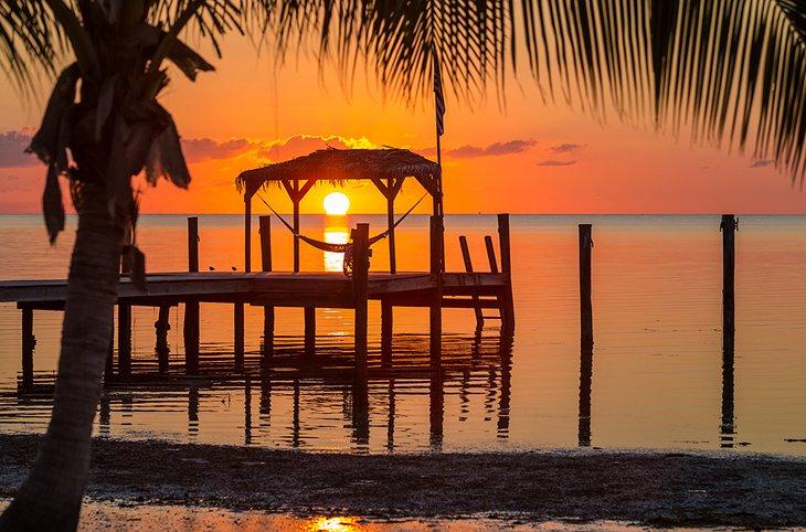 Amanecer sobre un muelle en Key West