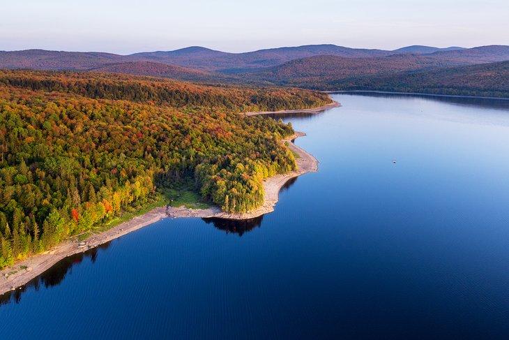 Vue aérienne du lac Francis en automne