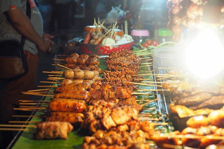 Nourriture de rue au marché de la porte de Chiang Mai