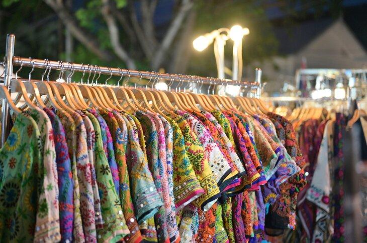 Chemises à vendre au Night Bazaar