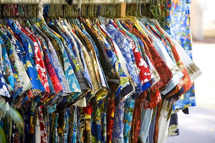 Camisas hawaianas en venta en el Mercado Internacional de Waikiki