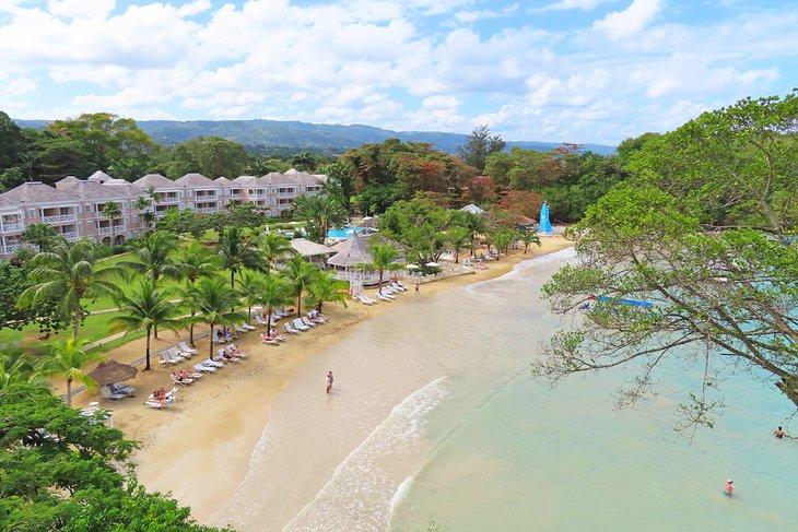 Aussicht von der Roger Moore Suite im Couples Sans Souci