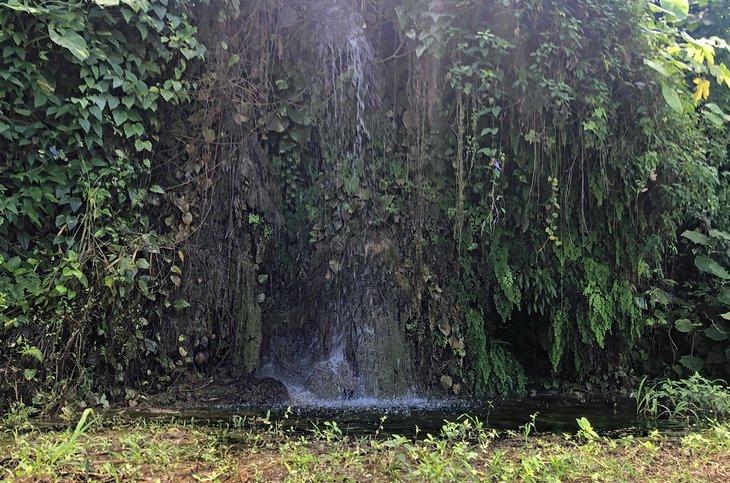 Wasserfall aus dem Film Leben und leben lassen