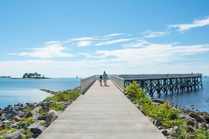 Una hermosa vista desde el muelle de pesca en Calf Pasture Beach de Norwalk