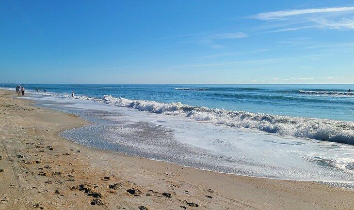 Caminando por la playa en la Playa Wrightsville