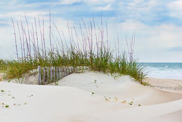 Dunas de arena en la playa en Emerald Isle