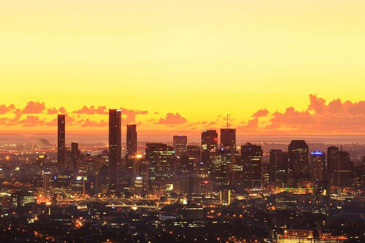 Vista de Brisbane desde Mount Coot-tha al atardecer