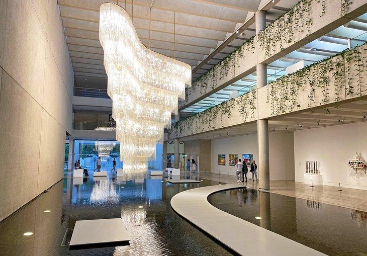 Gran candelabro y fuente de agua dentro de QAGOMA