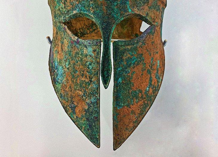 Casco espartano antiguo en el Museo de Arte RISD