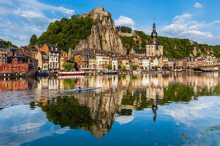 Ville de Dinant au bord de la rivière