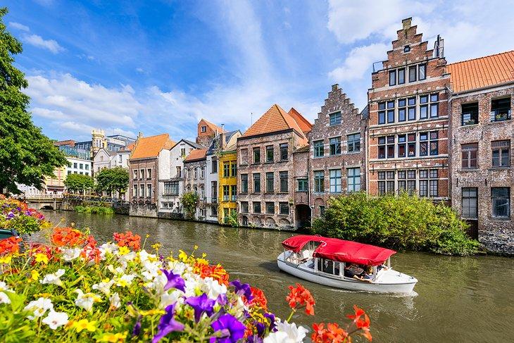 Des fleurs bordent un canal de Gand