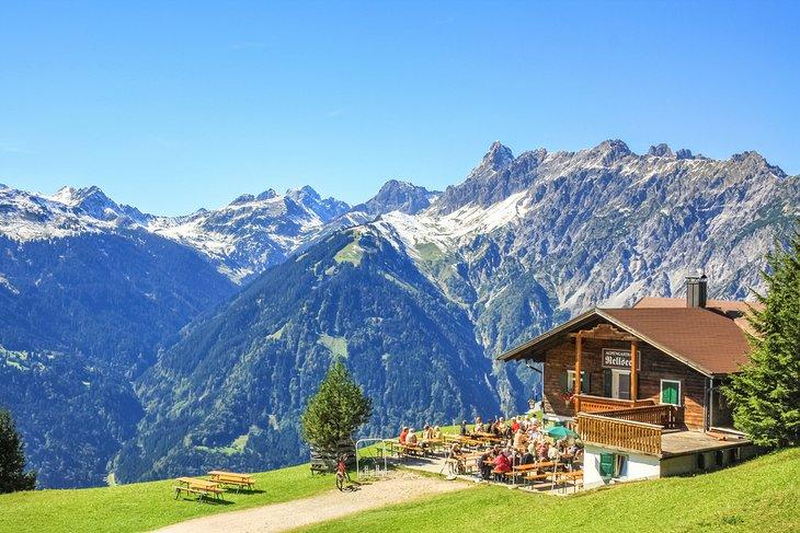 Restaurante en la ladera en St. Anton, Austria