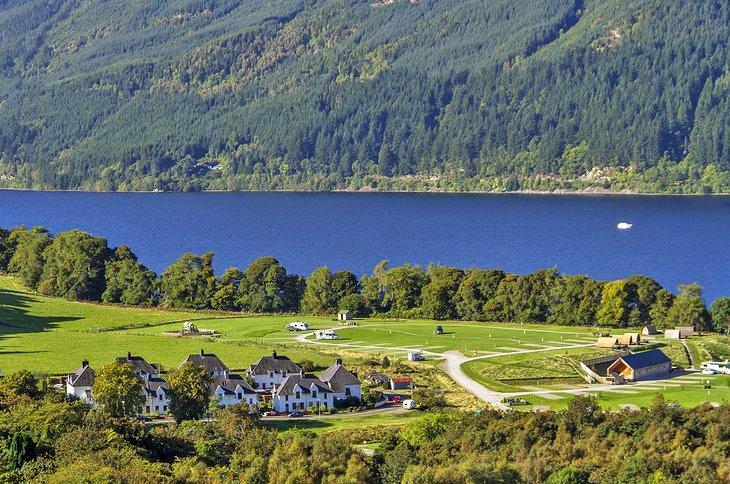 Un paisaje bucólico del Lago Ness