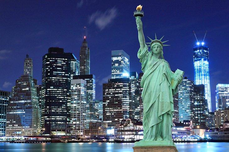 Manhattan Skyline mit der Statue der Freiheit im Vordergrund