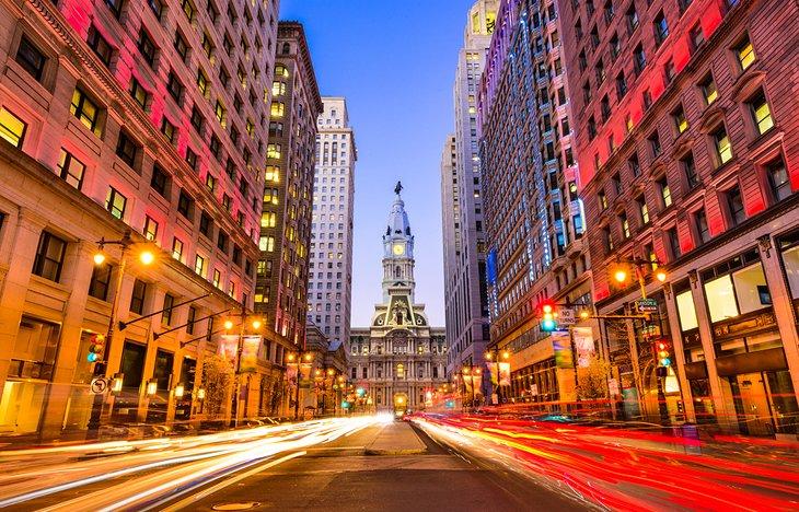 Dämmerung in Philadelphia mit dem Rathaus in der Ferne