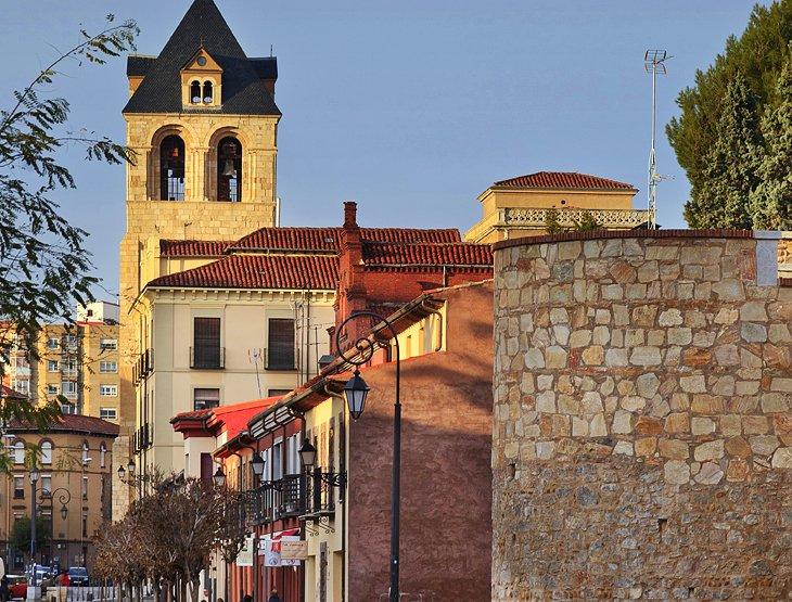 Calles Encantadoras y Plazas en el Casco Antiguo