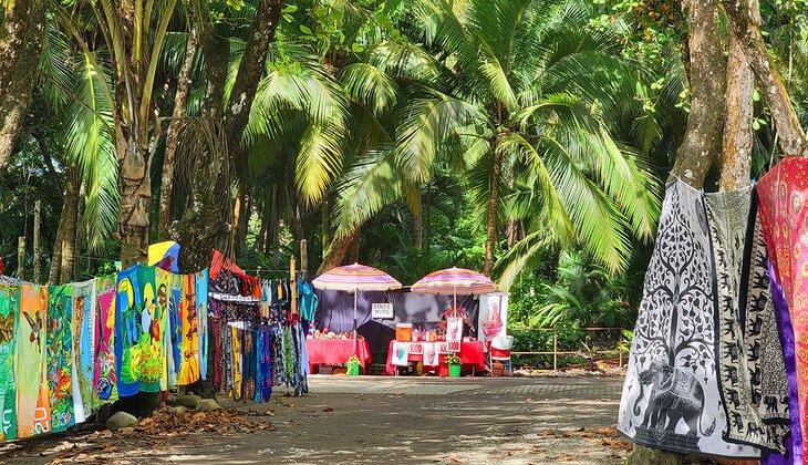 Waren, die auf einer Straße in Dominical verkauft werden