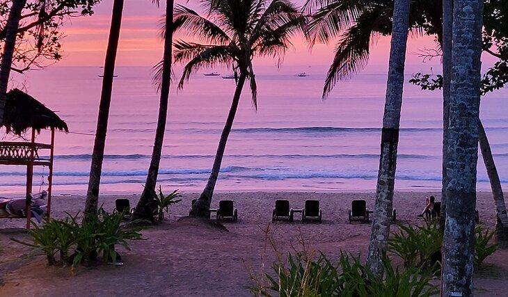 Sonnenuntergang über einem Strand in Sabang