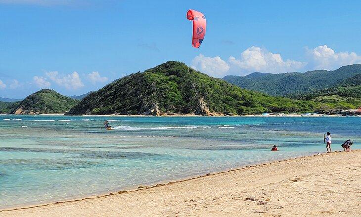 Ein Kiteboarder in Buen Hombre, Dominikanische Republik