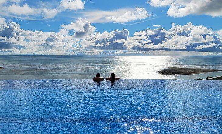 Ausblick von einem Infinity-Pool in der Nähe von Ojochal, Costa Rica