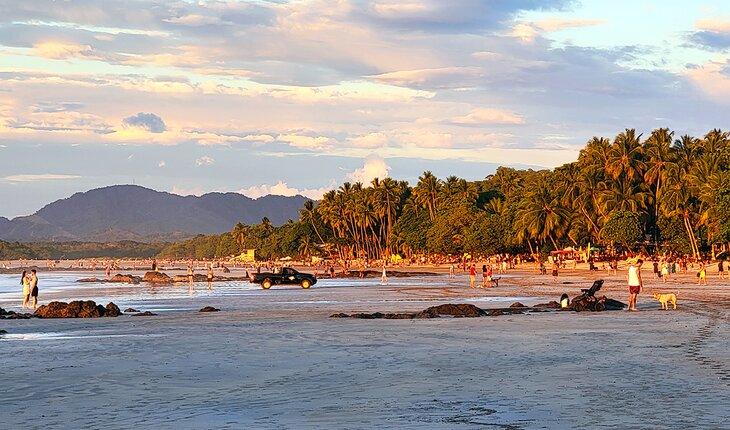 Niedriger Wasserstand bei Sonnenuntergang in Tamarindo, Costa Rica