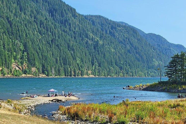 Camping y Parque Cougar en el Reservorio Yale