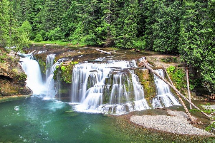 Cascadas Lewis River en el Bosque Nacional Gifford Pinchot