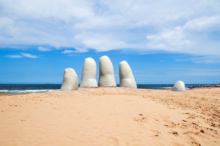 Sculpture de main sur la plage à Punta del Este
