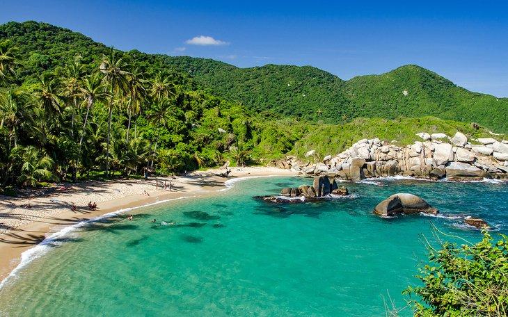 Plage magnifique dans le parc national de Tayrona, Colombie