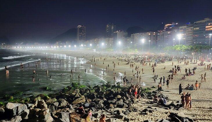 Une soirée animée sur la plage de Copacabana, Rio de Janeiro