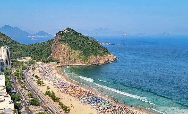 Vue de la plage de Copacabana par un jour animé