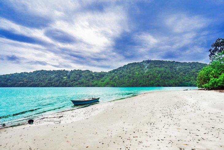 Bateau sur la plage, Nuqui, Colombie