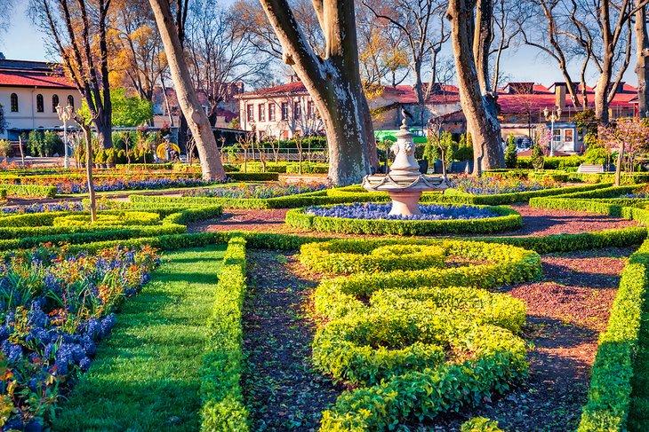 Parterres cuidados en el Parque Gülhane