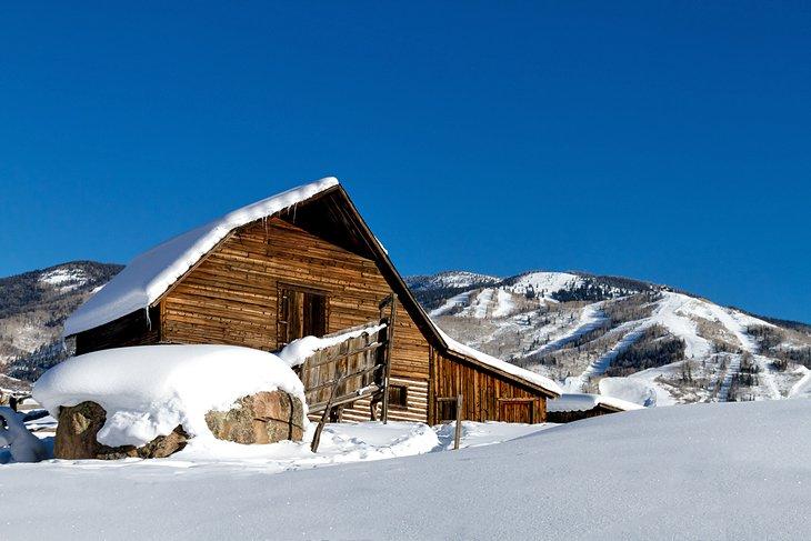 Establo histórico de Steamboat Springs con la estación de esquí a lo lejos