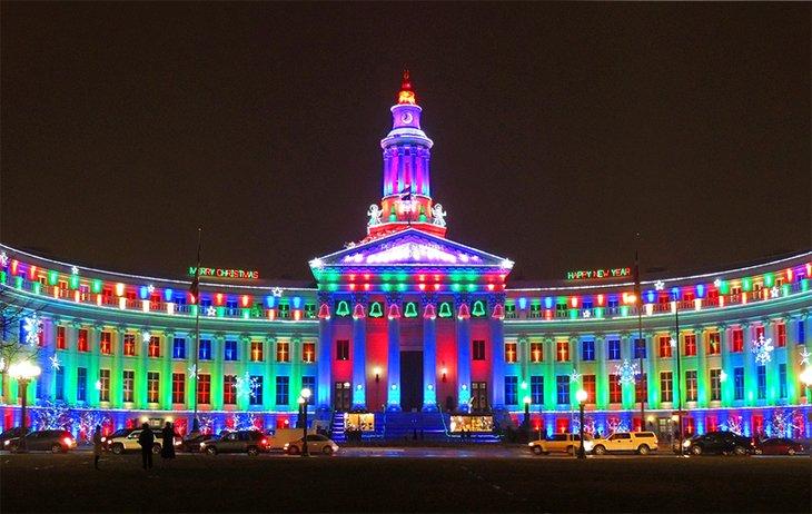 Edificio de la ciudad y del condado de Denver decorado con luces navideñas